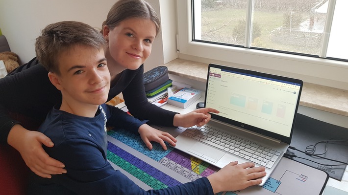 Altersgerecht Informatik entdecken: Geschwister aus Geltow lernen gemeinsam im HPI-Schülerkolleg (FOTO)