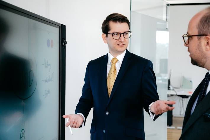 Rechtsanwalt Domenic Böhm klärt auf: Hitzefrei? Diese Rechte und Pflichten haben Chefs und Mitarbeiter (FOTO)