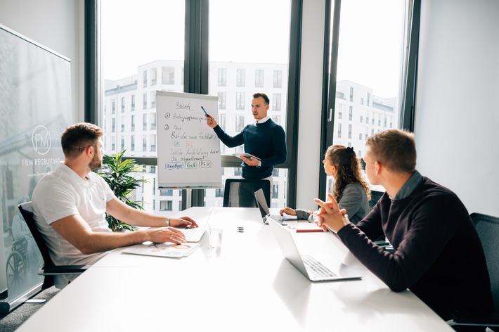 Fehlende Digitalisierung in der Pflege – welche 7 Maßnahmen die Zufriedenheit der Pflegekräfte erhöhen und sie so an das Unternehmen binden (FOTO)