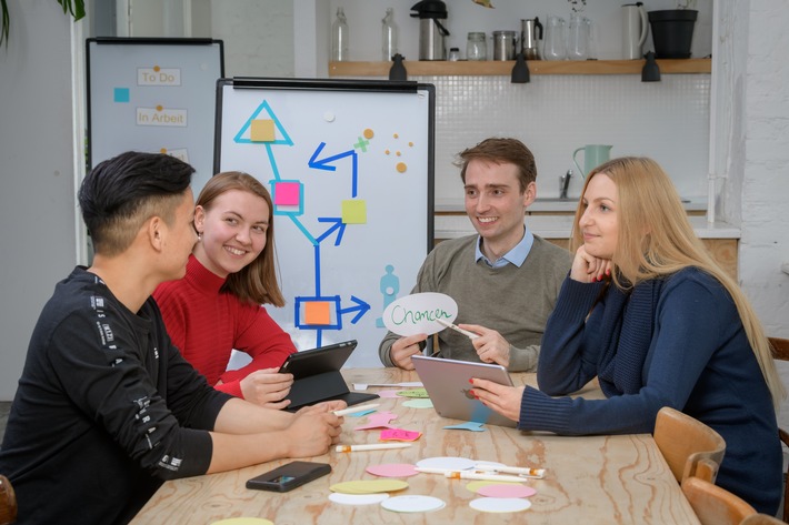 Kostenfreie Stipendienberatung für Studierende und Studieninteressierte / Der Beratungsservice Elternkompass informiert kostenfrei über Stipendien und gibt Tipps für eine gelungene Bewerbung (FOTO)