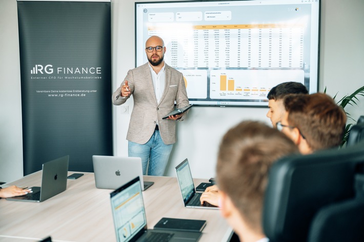 Explodierende Gehälter als Folge von Fachkräftemangel und Inflation – wie sich Unternehmen mit einer durchdachten Finanzplanung dafür rüsten (FOTO)