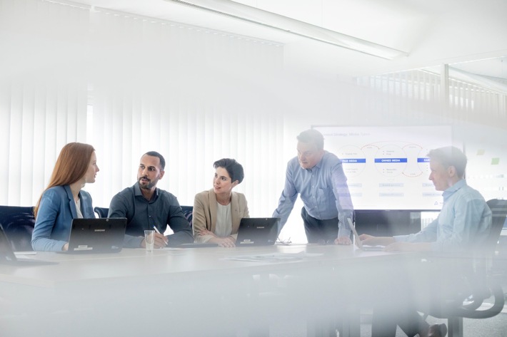 TÜV Rheinland: Weniger Unfälle durch nachhaltige Sicherheitskultur / Verhaltensbezogener Arbeitsschutz senkt Unfallquote nachhaltig / Vision Zero als Ziel / Training durch interdisziplinäre Experten (FOTO)