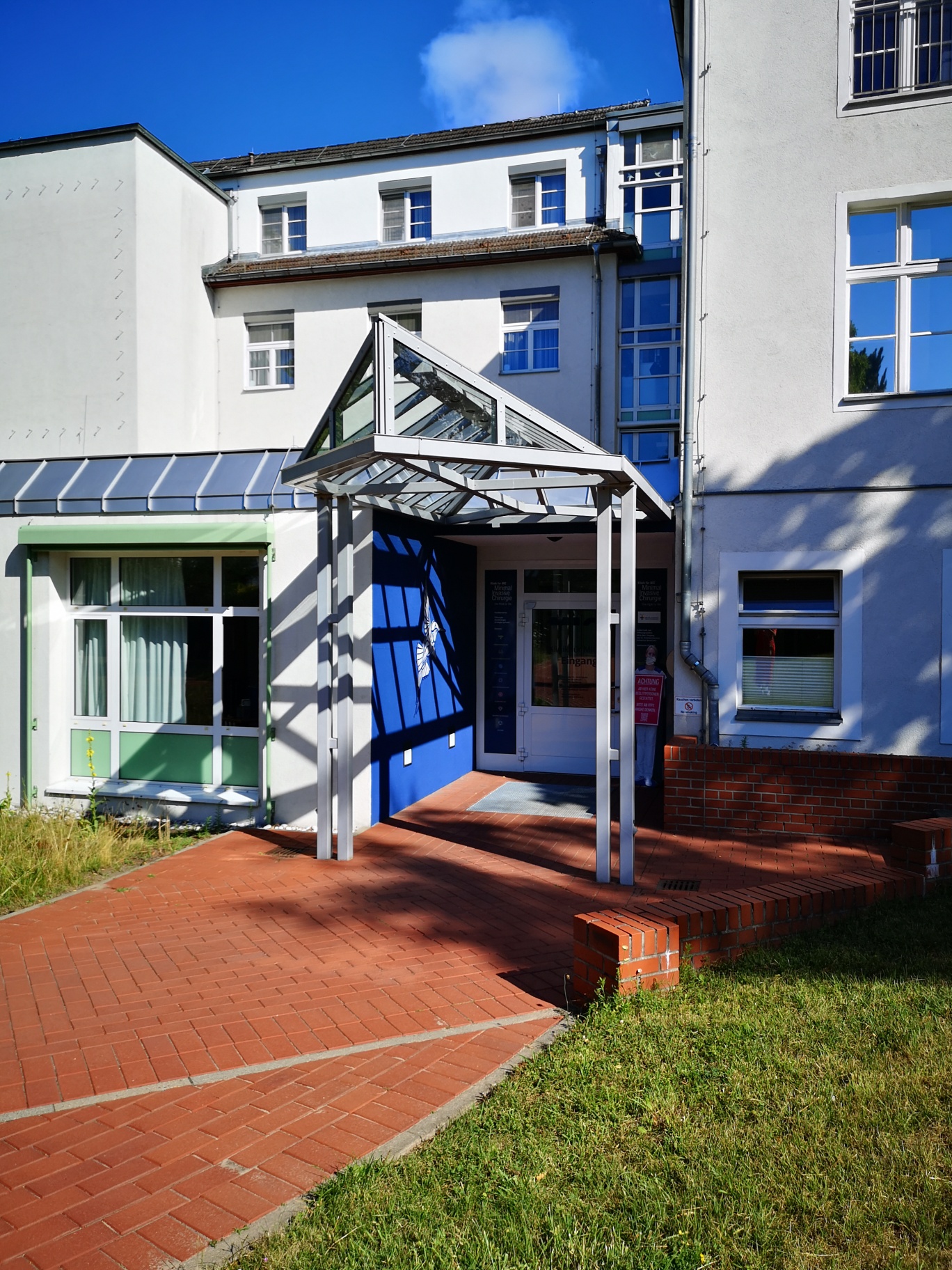 MIC Klinik erhält Gewinner-Fassadenbanner der IU MIC Klinik erhält Gewinner-Fassadenbanner der IU