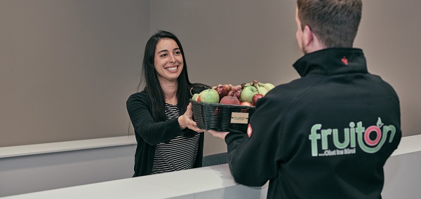 Auf Wunsch: fruiton liefert mittwochs den zweiten Obstkorb an den Arbeitsplatz