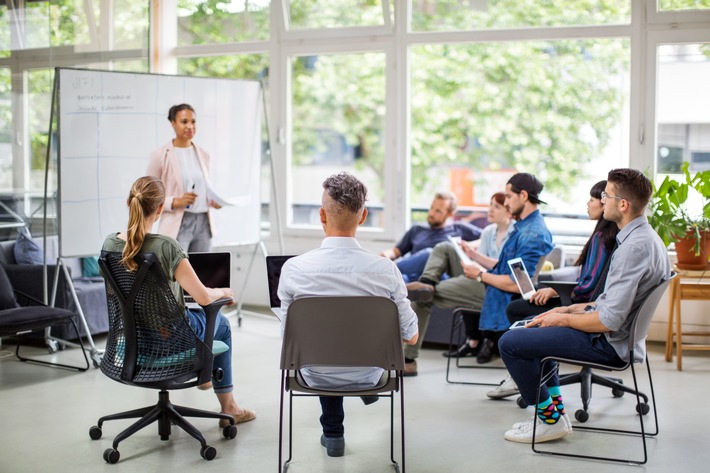 Mit Beschäftigten regelmäßig über Arbeitsschutz sprechen (FOTO)