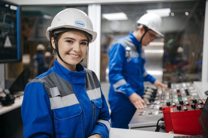 Der Fachkräftemangel auf dem deutschen Arbeitsmarkt zwingt Unternehmen dazu, qualifizierte Lösungen auch über die Landesgrenzen hinaus zu suchen. In vielen Branchen leisten spezialisierte Fachkräfte aus Polen schon jetzt einen wichtigen Beitrag zum Erfolg moderner Teams. Mit Unterstützung einer professionellen Personalagentur lässt sich ihr Einsatz effizient, rechtskonform und reibungslos gestalten. Qualifizierte Fachkräfte aus Polen – strategische Unterstützung für die deutsche Industrie