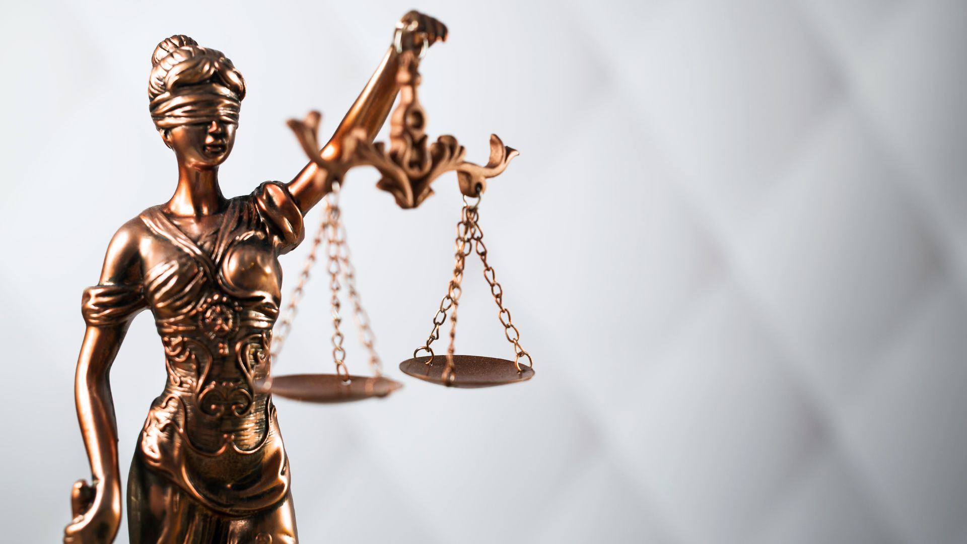 Esther Omlin: Die Ansprechpartnerin für Sicherheitsrecht und Strafrecht Esther Omlin: Die Ansprechpartnerin für Sicherheitsrecht und Strafrecht