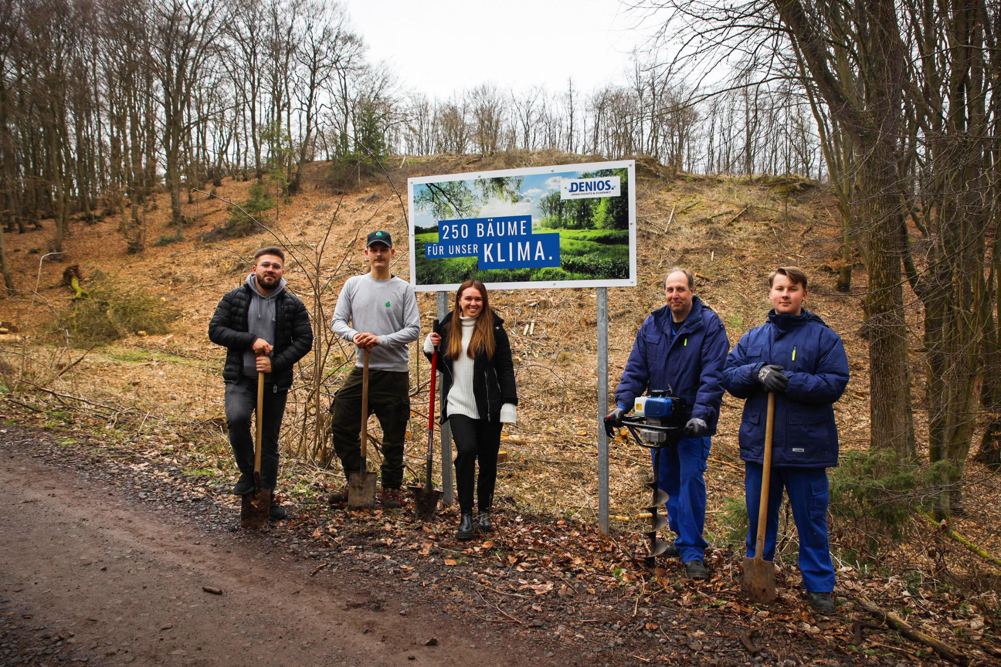 DENIOS-Nachwuchs sorgt für Baum-Nachwuchs im Wiehengebirge