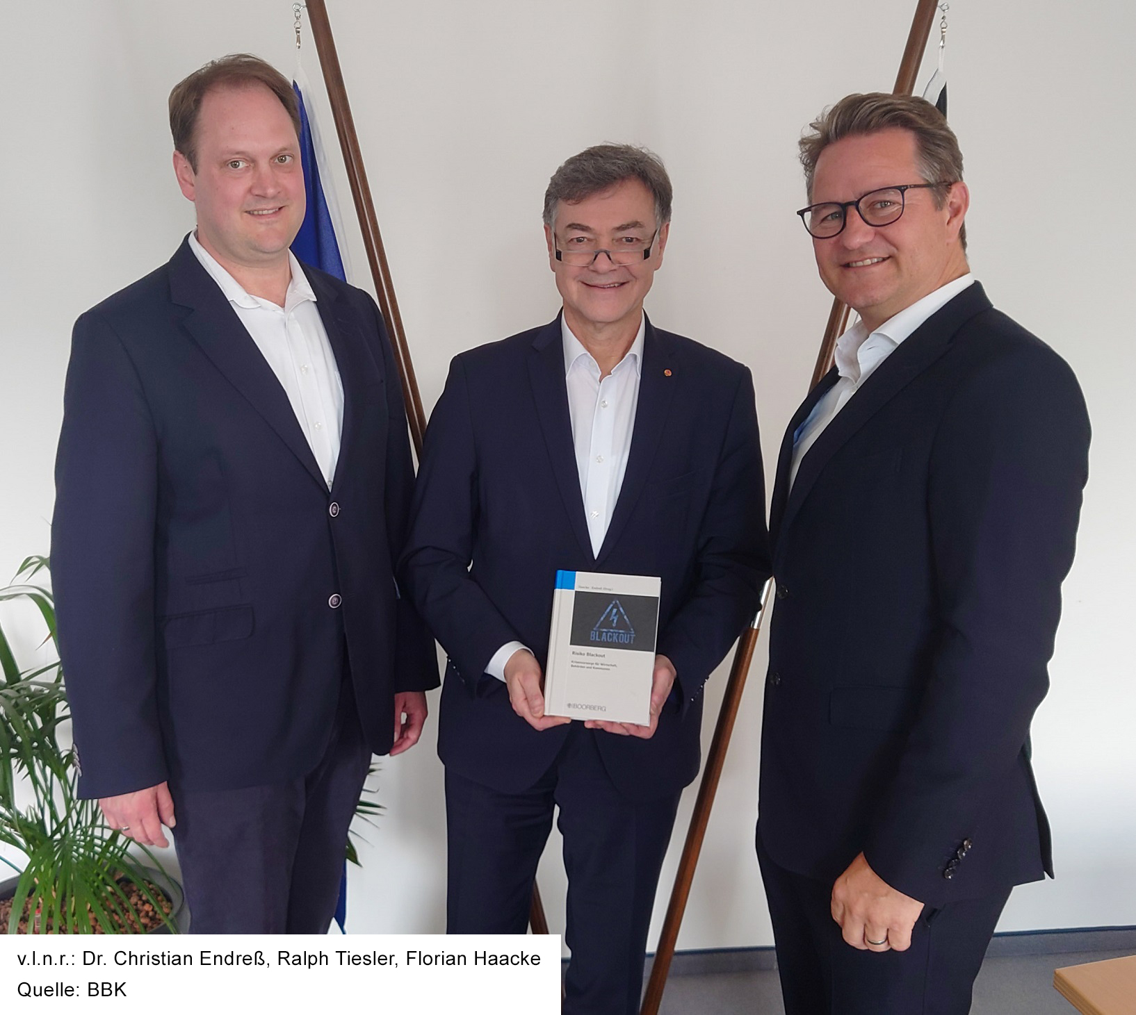 »Risiko Blackout« – Übergabe des 1000. Buchexemplars