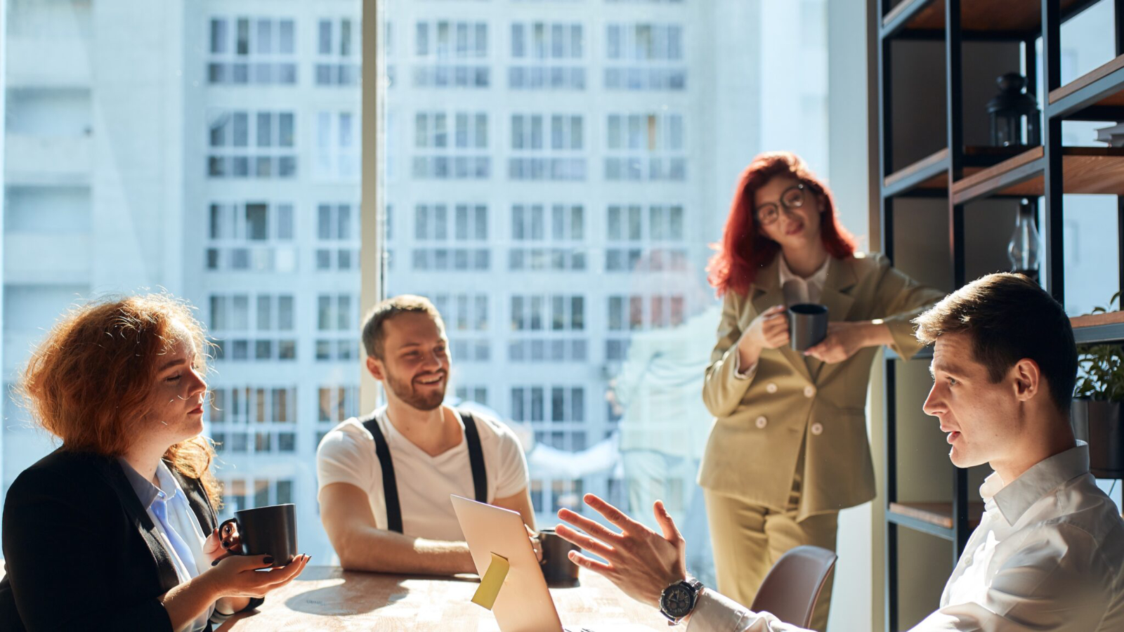 Effektive Kommunikation: Schlüssel zu Mitarbeiterbindung und Produktivität Effektive Kommunikation: Schlüssel zu Mitarbeiterbindung und Produktivität