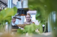 Mädchen und Jungen erkunden gemeinsam die Vielfalt der Berufe bei priomold GmbH am GirlsDay und Boys-Day 2024