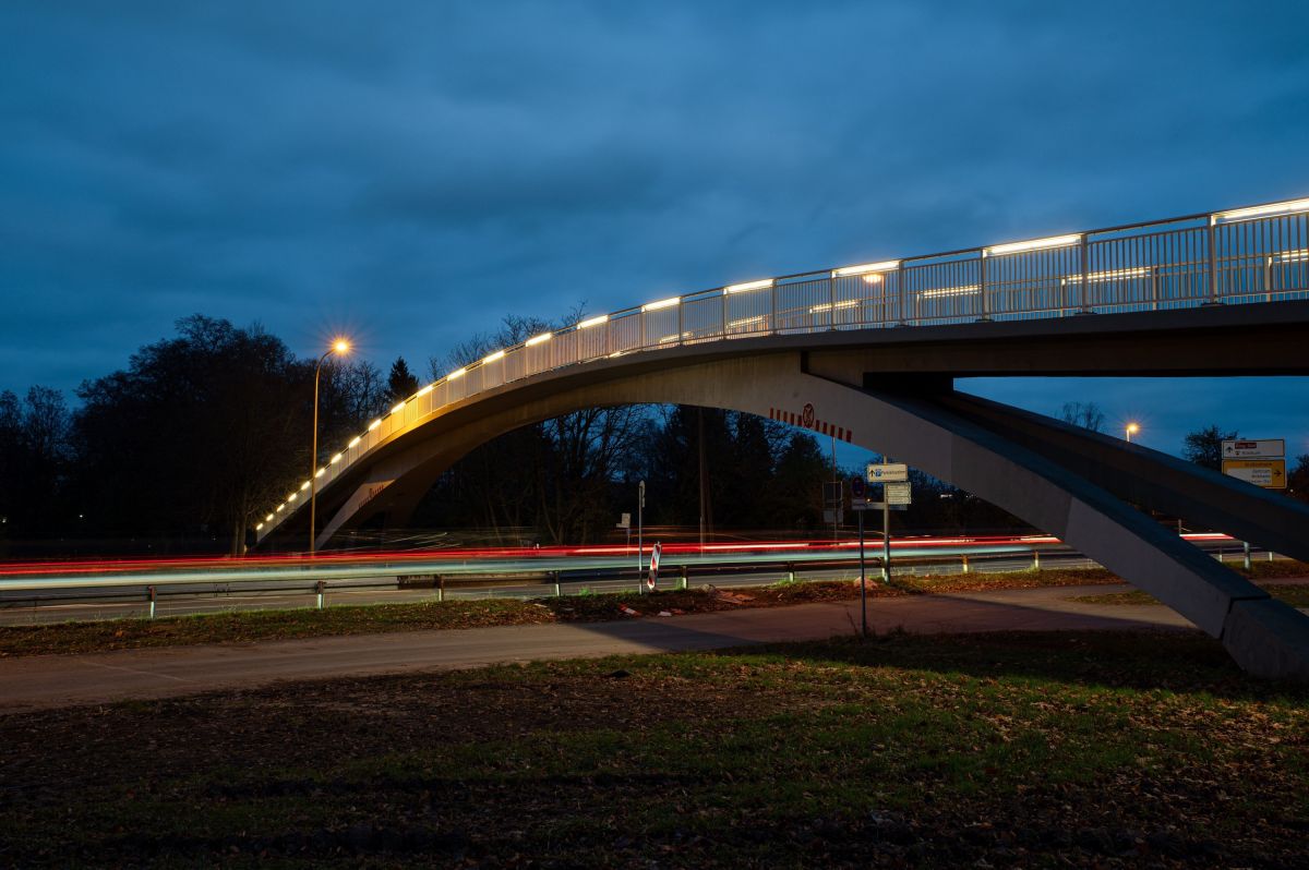 MATRIX LED-Anordnung von LUX GLENDER bringt bis zu 40% Kostenersparnis für Brückenbeleuchtung