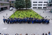 91 Absolventinnen und Absolventen starten durch 91 Absolventinnen und Absolventen starten durch