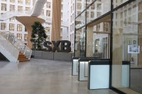 Vattenfall Carré Gebäude mit Baumtreppe im Atrium: offen und doch gesichert