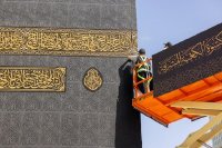 Zum hundertjährigen Bestehen: Der Akt der Erneuerung der Kiswah der Kaaba verkörpert die aufopfernde Pflege des Königreichs Saudi-Arabien zur Erhaltung der beiden Heiligen Moscheen
