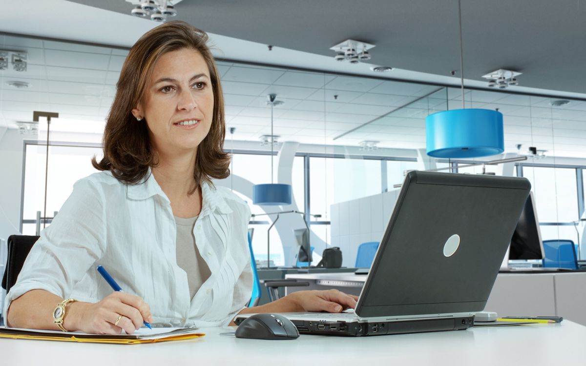 Eine digitale Inventarverwaltung umfasst die Inventar-Nachverfolgung und Inventaranalyse Eine digitale Inventarverwaltung umfasst die Inventar-Nachverfolgung und Inventaranalyse