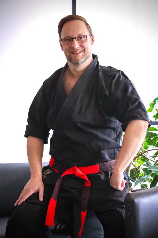 Prime-Star und Ex-Militärpolizist warnt: 37 % mehr Gewalttaten an Schulen – Kinder in Not