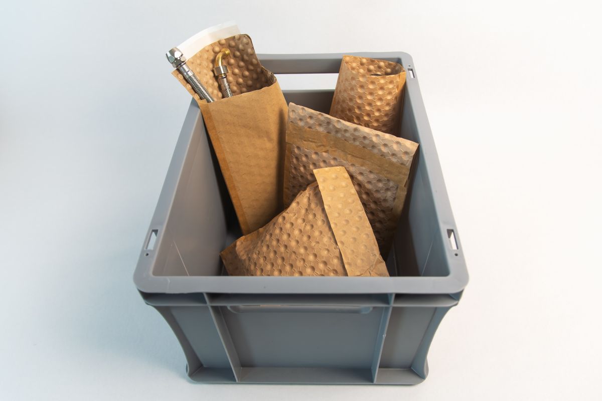 Kunststofffrei und effizient: ROSSMANN setzt im neuen E-Commerce Lager auf Verpackungen von PAPAIR