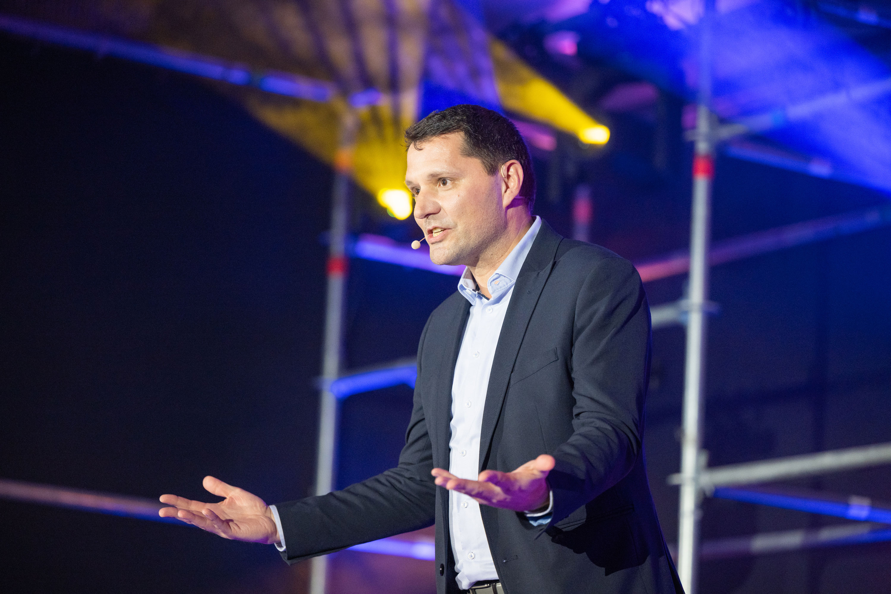 KI spart Zeit – doch oft entsteht mehr Druck: Oliver Winter erhält Excellence Award beim Speaker Slam KI spart Zeit – doch oft entsteht mehr Druck: Oliver Winter erhält Excellence Award beim Speaker Slam