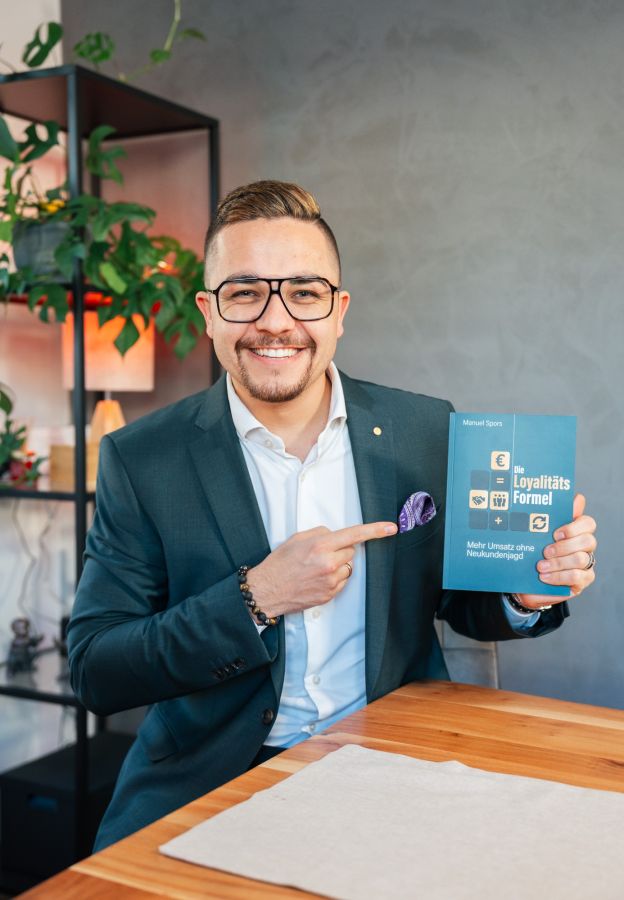 Buchpremiere: „Die Loyalitätsformel“ – Wie echte Kundenbindung statt KI-Magie Firmen profitabler macht