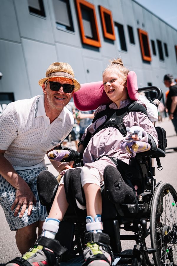 SIP Scootershop spendet 3.000 € an Anna aus Dießen