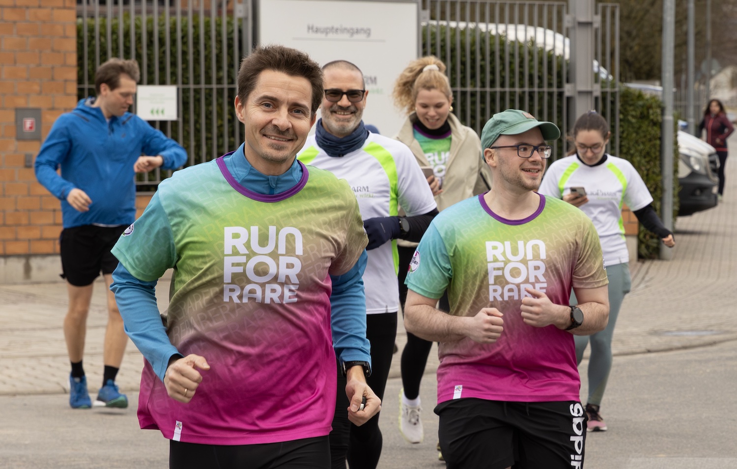 „Selten heißt nicht allein“ – InfectoPharm schnürt die Schuhe und läuft mit