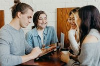 KI-Boom macht Faktor Mensch unverzichtbar— Unternehmen müssen sich vorbereiten