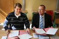 Alles klar für MoorIZ: Region Hannover und die Gemeinde Wedemark unterzeichnen Vertrag für das neue Moorinformationszentrum in Resse