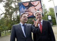Wall AG stellt Regierendem Bürgermeister von Berlin digitales City Light Board vor