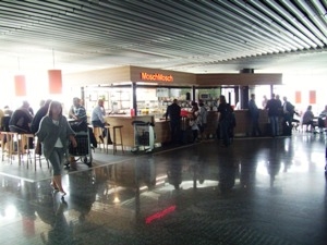 Aller guten Dinge sind 10: Auch im Terminal 1 des Frankfurter Flughafens kann man ab sofort MoschMosch-Höhenflüge erleben