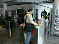 Self-Boarding-Gates von Kaba optimieren Abläufe an Flughäfen