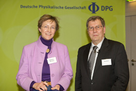 Ehrennadel der Deutschen Physikalischen Gesellschaft an Dr. Mattern-Klosson verliehen Ehrennadel der Deutschen Physikalischen Gesellschaft an Dr. Mattern-Klosson verliehen