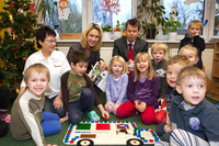 Sozialministerin Schwesig und WEMAG-Vorstand spielen Nikolaus