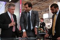Geschäftsführer der STRABAG SE besucht Khalifa Industrial Zone Abu Dhabi auf der Hannover Messe