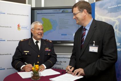 DFV und Deutscher Wetterdienst schließen Kooperation / Präsidenten Kröger und Adrian unterzeichnen Vertrag bei Bonner Kongress