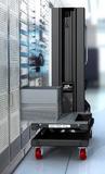 Schweres IT-Gerät ganz leicht auf jede Höheneinheit im Rack hieven, automatisch einschieben und sicher installieren