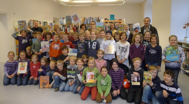 Baur startet Vorlese-Aktion: Mitarbeiter von Baur lesen 48 Schülerinnen und Schülern der Grundschule Weismain vor