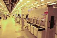 IBM und GLOBALFOUNDRIES starten Chip-Produktion in New Yorks modernster Herstellungsstätte für Halbleiter