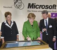 Digitale Stadt: Bundeskanzlerin trägt sich ins goldene Buch von „Neustadt“ ein