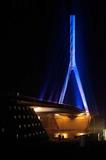 Die Niederrheinbrücke in Wesel leuchtet blau