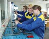 Michelin setzt Ausbildungsförderung ?STARTplus? der Chemie-Branche um