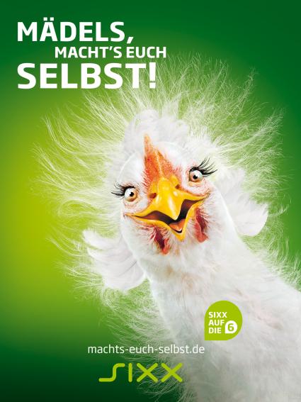 „Mädels, macht–s Euch selbst!“ Integrierte Tune-In-Kampagne von sixx lässt dem Huhn die Federn zu Berge stehen (BILD)