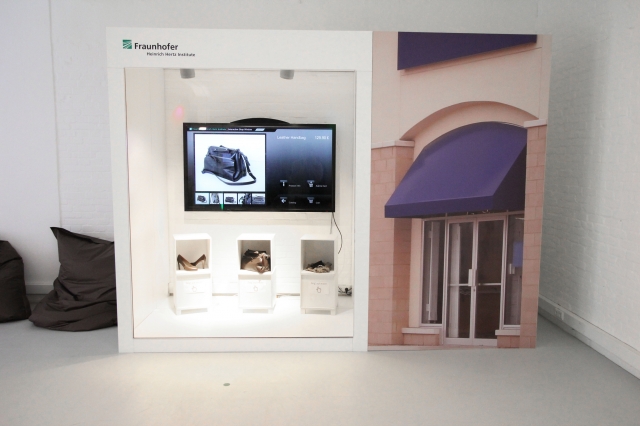 Das interaktive Schaufenster zeigt die Zukunft des Shoppens im komma,tec redaction Digital Signage Innovation Center