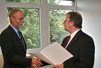 FH- Präsident verleiht Professorentitel an Kapitän Günter Schmidt