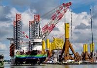 Installationsschiff INNOVATION in Bremerhaven getauft und beladen