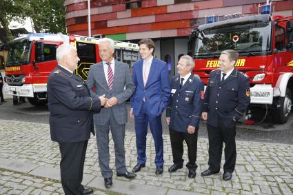 „Mittel für Katastrophenschutz-Fahrzeuge sichern!“ / 7. Berliner Abend des DFV mit 450 Bundestagsabgeordneten und Feuerwehr-Führungskräften (BILD)