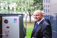 Wohn-Kraftwerk speichert Energie im Outdoor-Gehäuse von Rittal