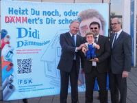 Fakuma eröffnet mit Schaumstoffpuppe als Film-Hauptdarsteller: Didi Dämmmeister rät zum Energiesparen!