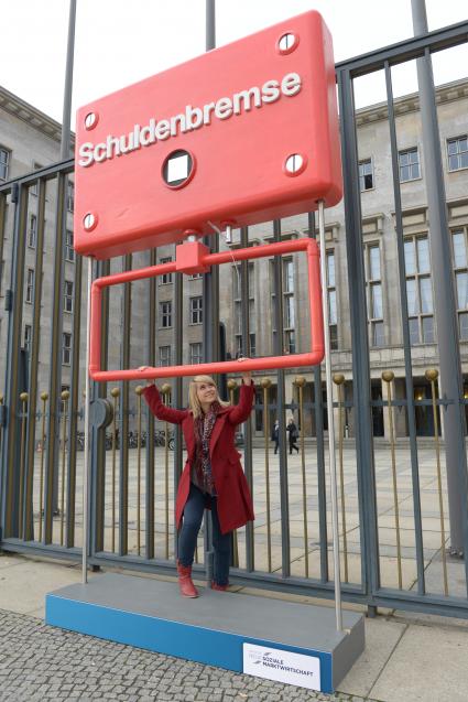 Die Schuldenbremse muss wirkungsvoller werden / Bild-Aktion vor dem BMF zur Stabilitätsrats-Tagung (BILD)