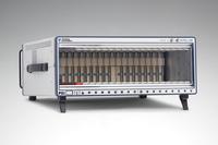 Branchenweit erstes PXI-Express-Chassis mit 18 Hybridsteckplätzen und x8-Verbindungen (PCI Express Gen. 2) zu jedem Steckplatz